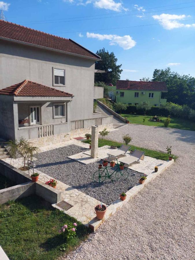 Studio Elena Tivat Luaran gambar