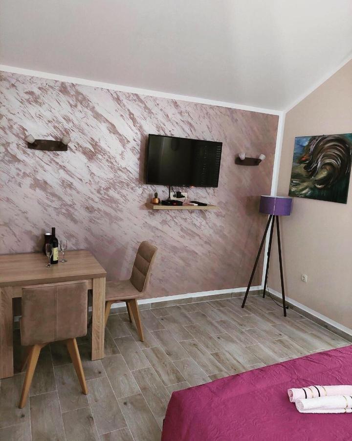 Studio Elena Tivat Luaran gambar