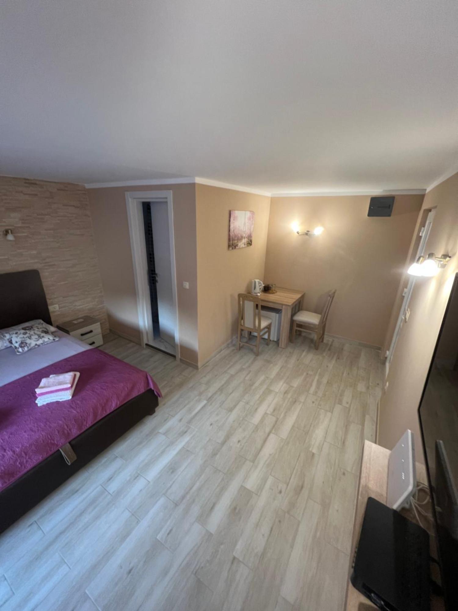 Studio Elena Tivat Luaran gambar