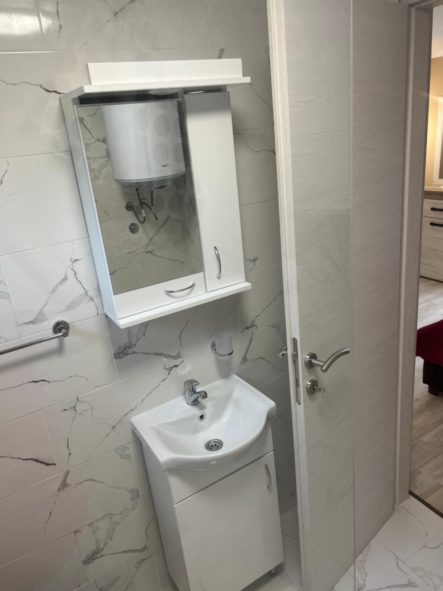 Studio Elena Tivat Luaran gambar
