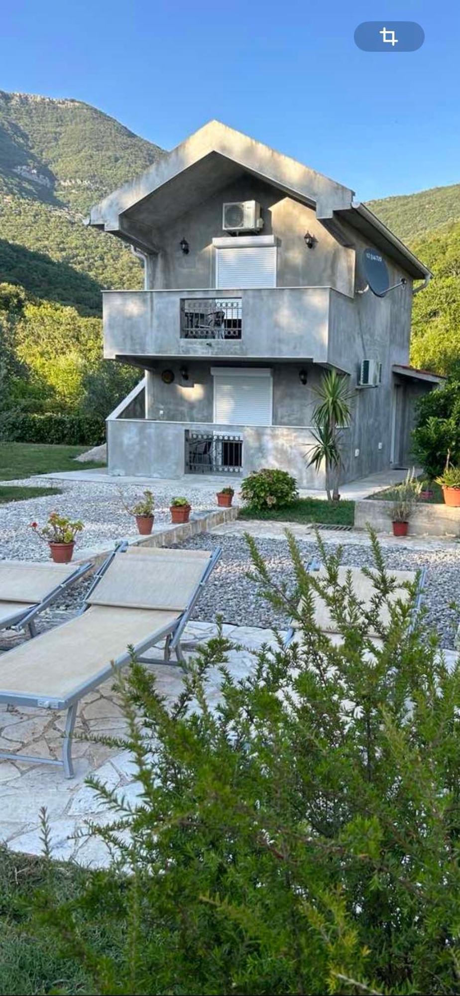 Studio Elena Tivat Luaran gambar